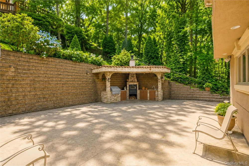 16 Diana Trail Staten Island, NY 10304