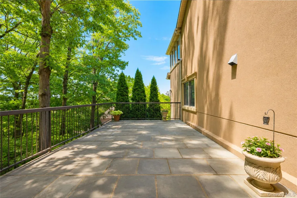 16 Diana Trail Staten Island, NY 10304