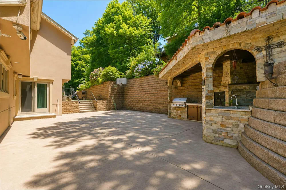 16 Diana Trail Staten Island, NY 10304