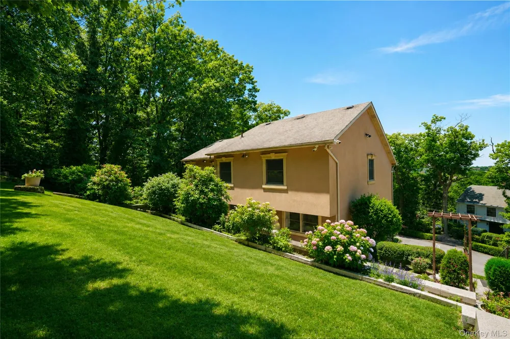 16 Diana Trail Staten Island, NY 10304