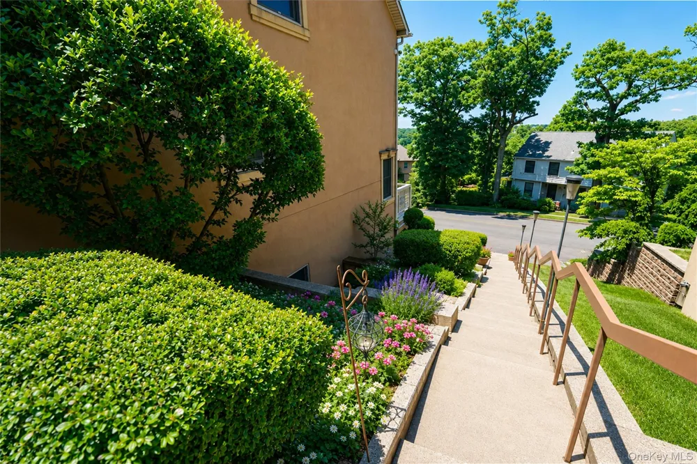 16 Diana Trail Staten Island, NY 10304