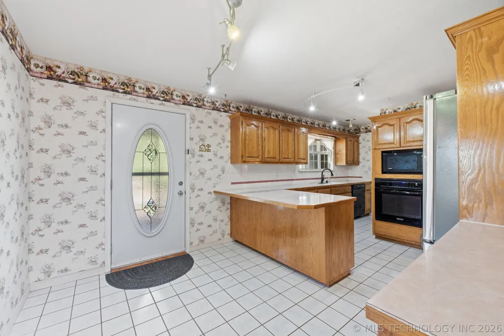 925 Woodview Drive Skiatook, OK 74070