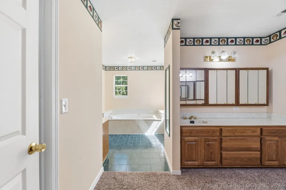 925 Woodview Drive Skiatook, OK 74070