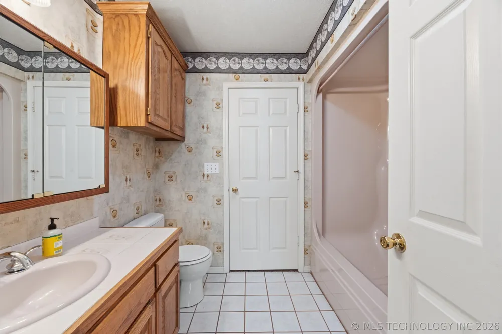 925 Woodview Drive Skiatook, OK 74070