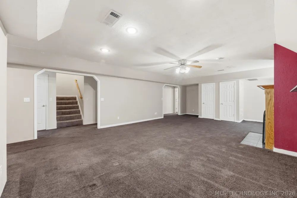 925 Woodview Drive Skiatook, OK 74070