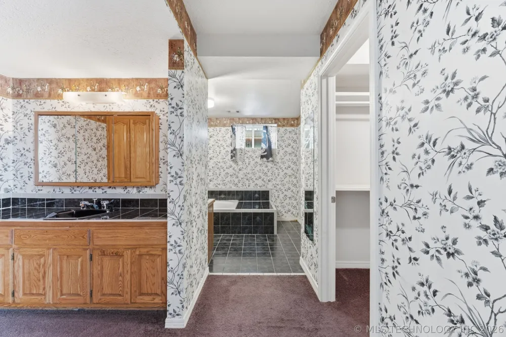 925 Woodview Drive Skiatook, OK 74070