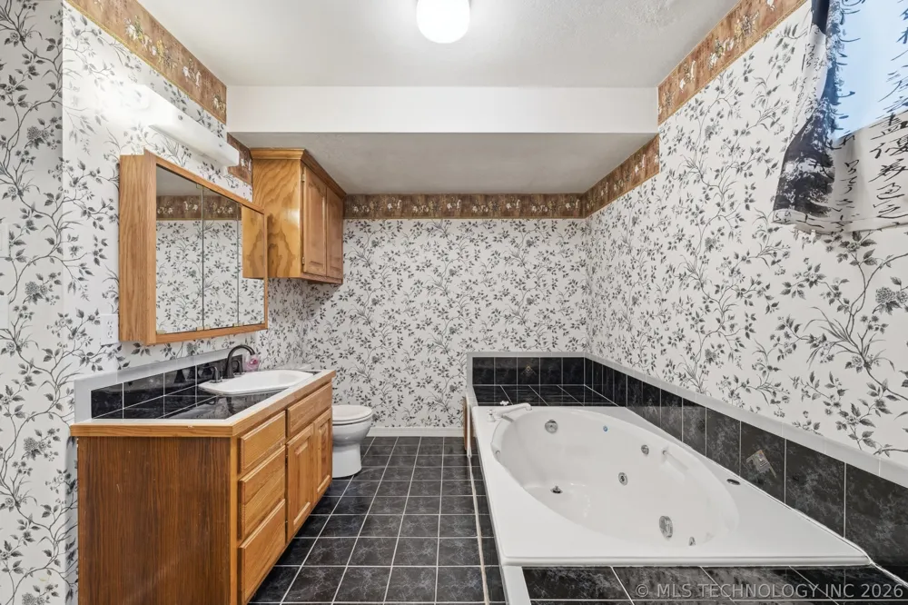 925 Woodview Drive Skiatook, OK 74070
