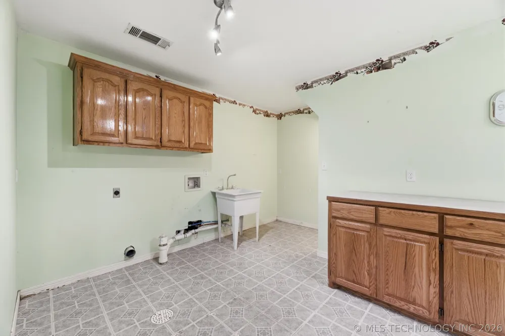 925 Woodview Drive Skiatook, OK 74070