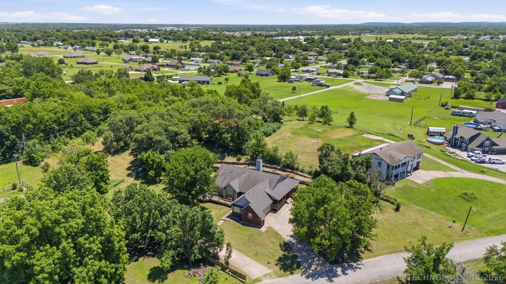 925 Woodview Drive Skiatook, OK 74070