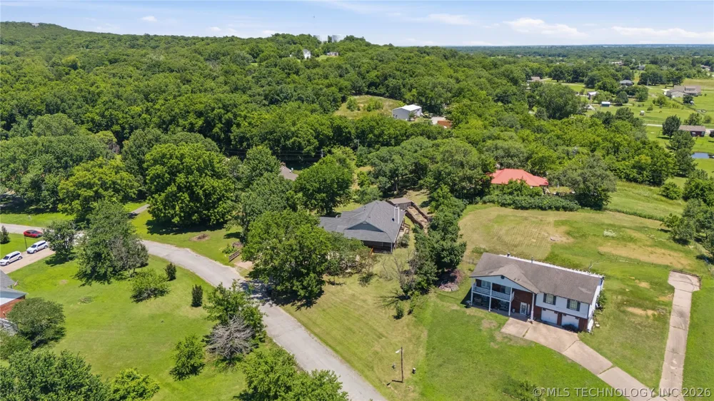 925 Woodview Drive Skiatook, OK 74070
