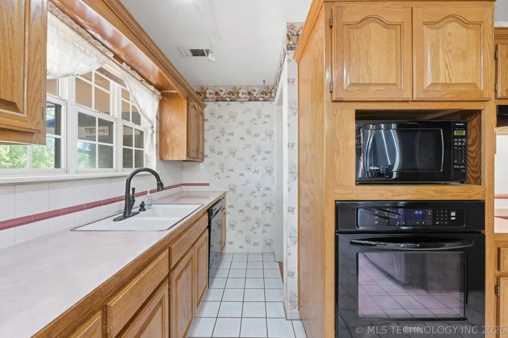 925 Woodview Drive Skiatook, OK 74070