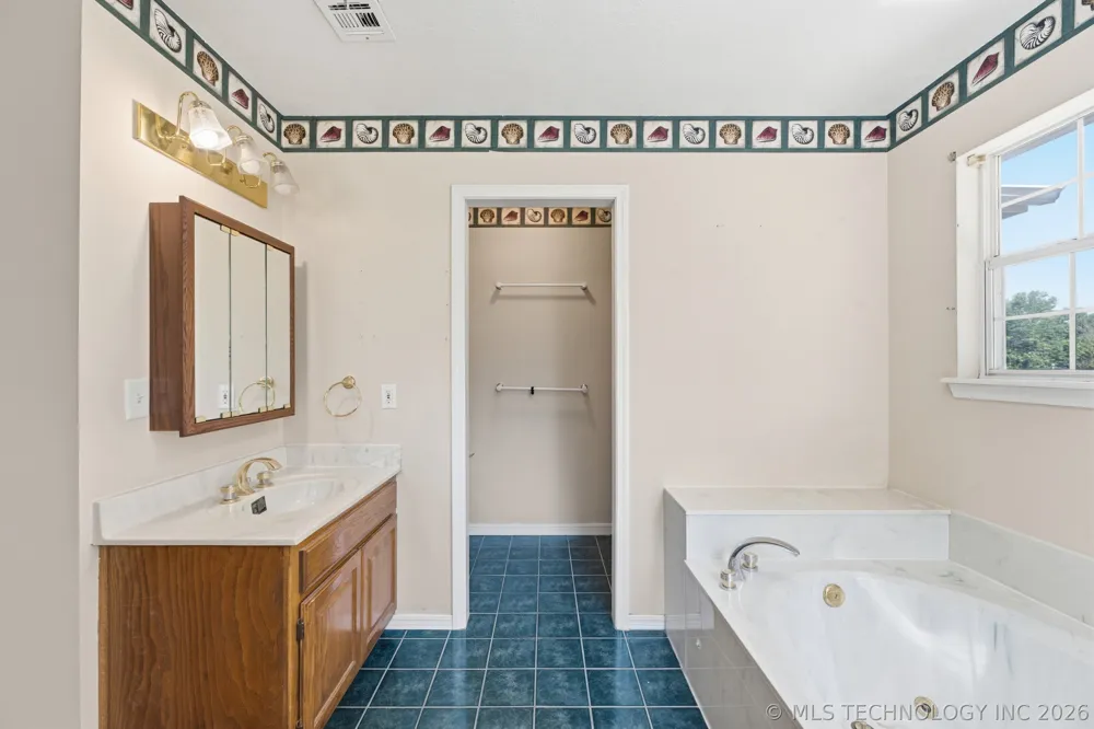 925 Woodview Drive Skiatook, OK 74070