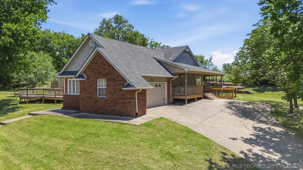 925 Woodview Drive Skiatook, OK 74070