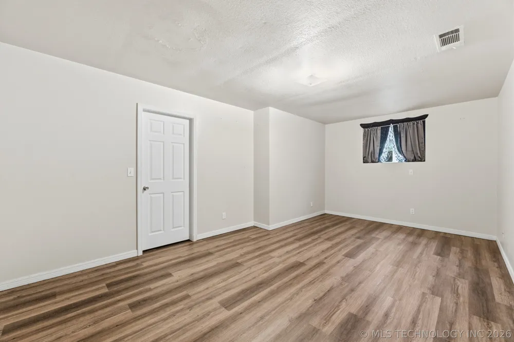 925 Woodview Drive Skiatook, OK 74070