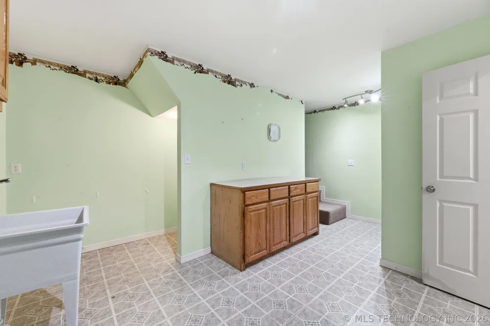 925 Woodview Drive Skiatook, OK 74070