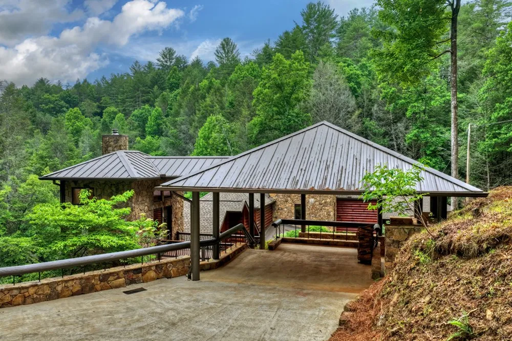 192 Delphi Hills Lane McCaysville, GA 30555