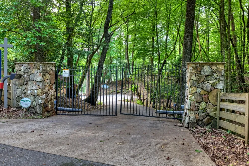 192 Delphi Hills Lane McCaysville, GA 30555