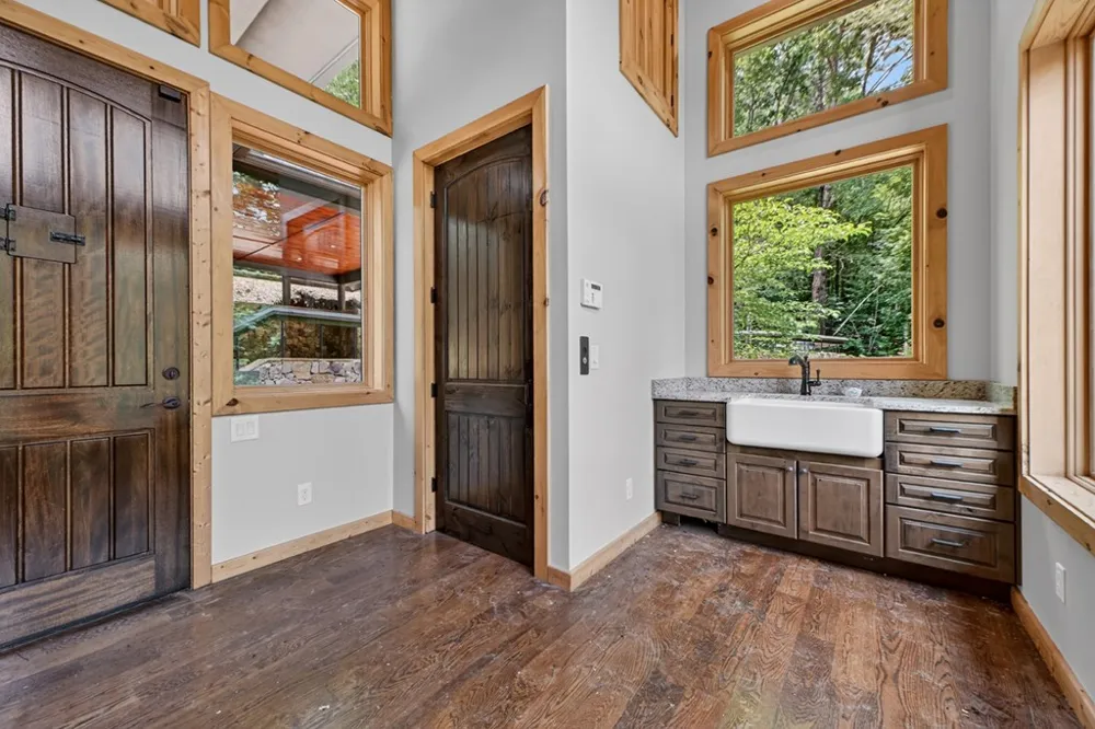 192 Delphi Hills Lane McCaysville, GA 30555