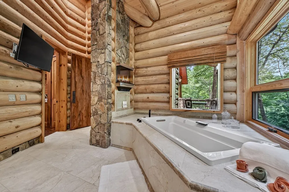 192 Delphi Hills Lane McCaysville, GA 30555