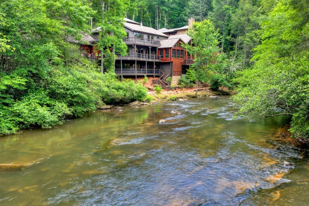 192 Delphi Hills Lane McCaysville, GA 30555