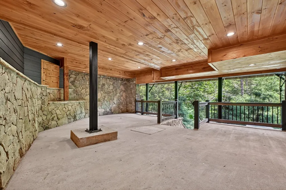 192 Delphi Hills Lane McCaysville, GA 30555