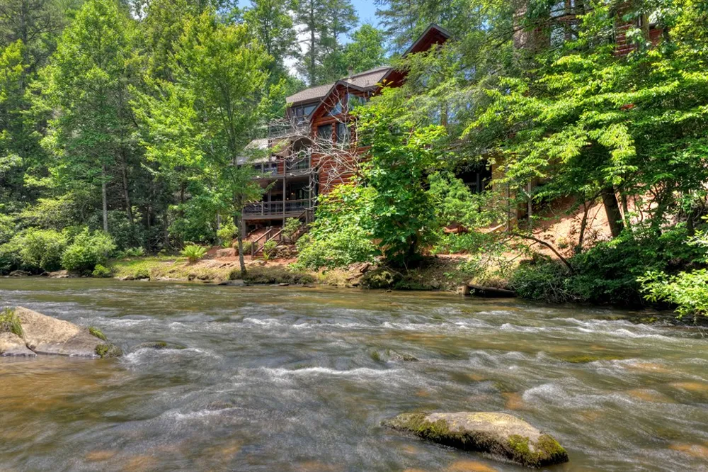 192 Delphi Hills Lane McCaysville, GA 30555