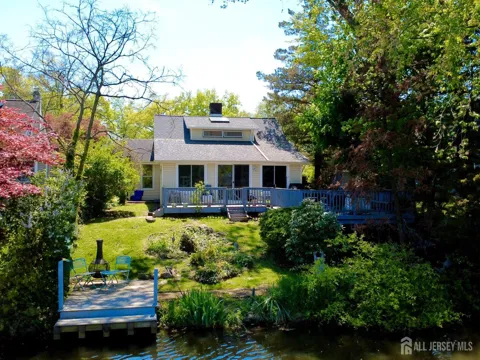 160 Lakeside Drive S