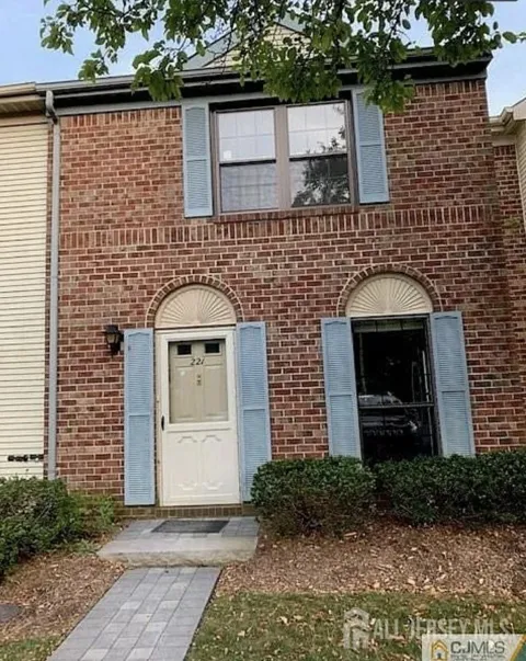 221 Hampshire Court