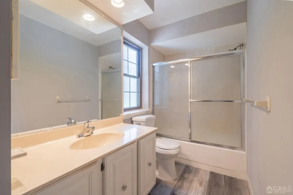 1612 Woodbridge Commons Way Iselin, NJ 08830