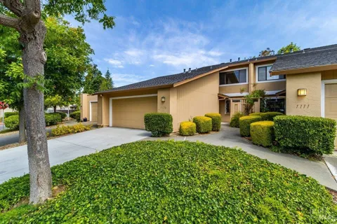 1113 Grove Circle