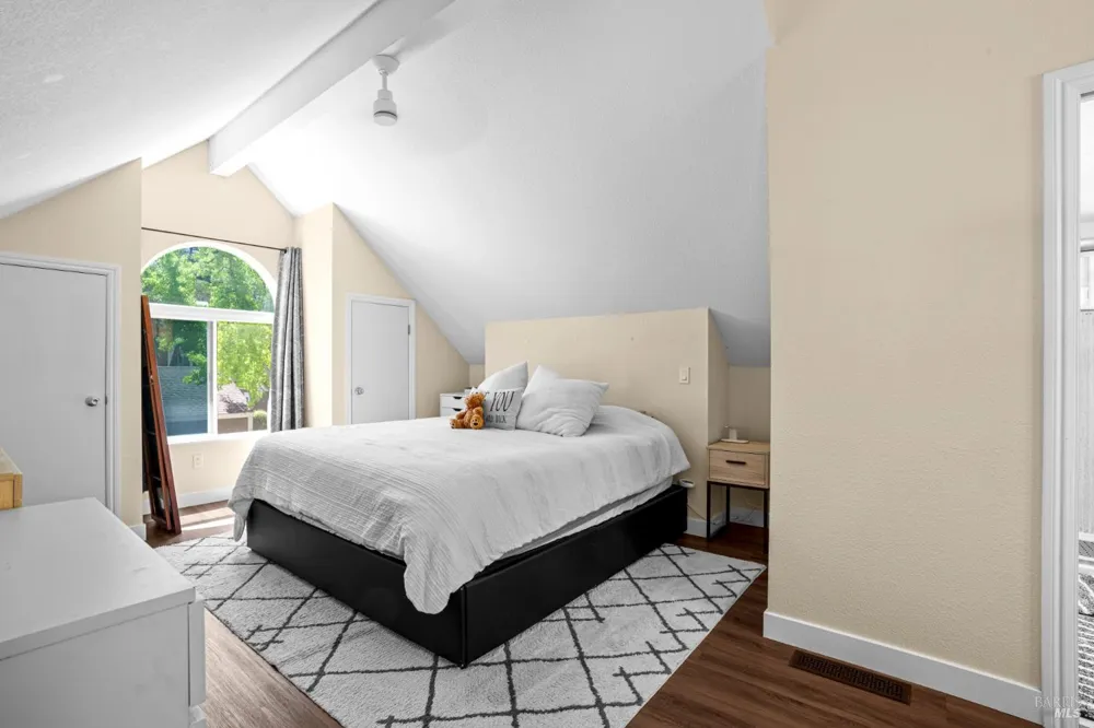 2706 Lakeview Drive Santa Rosa, CA 95405