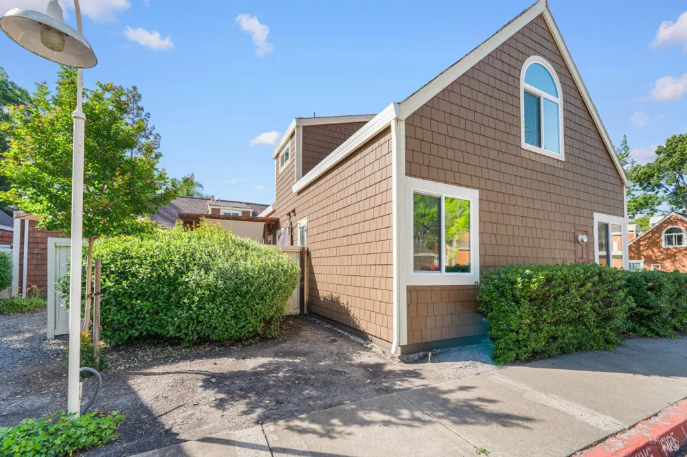 2706 Lakeview Drive Santa Rosa, CA 95405