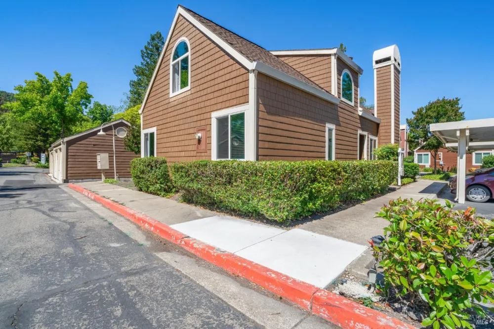 2706 Lakeview Drive Santa Rosa, CA 95405