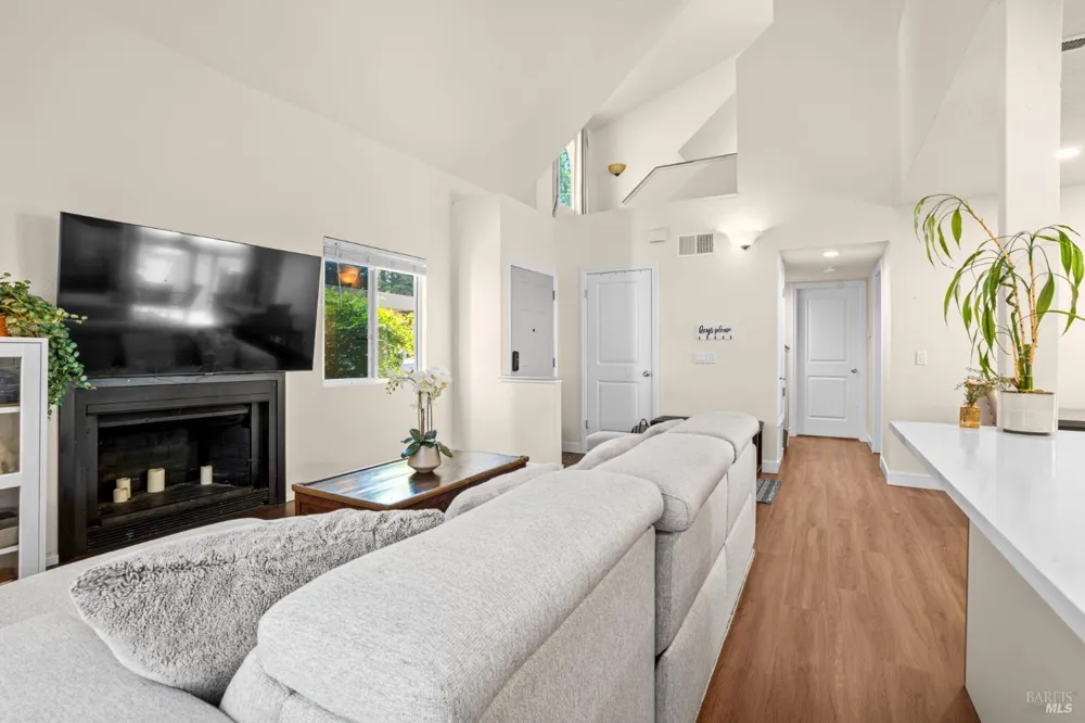 2706 Lakeview Drive Santa Rosa, CA 95405