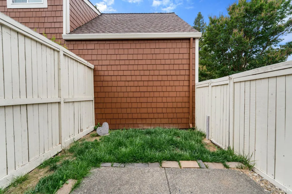 2706 Lakeview Drive Santa Rosa, CA 95405