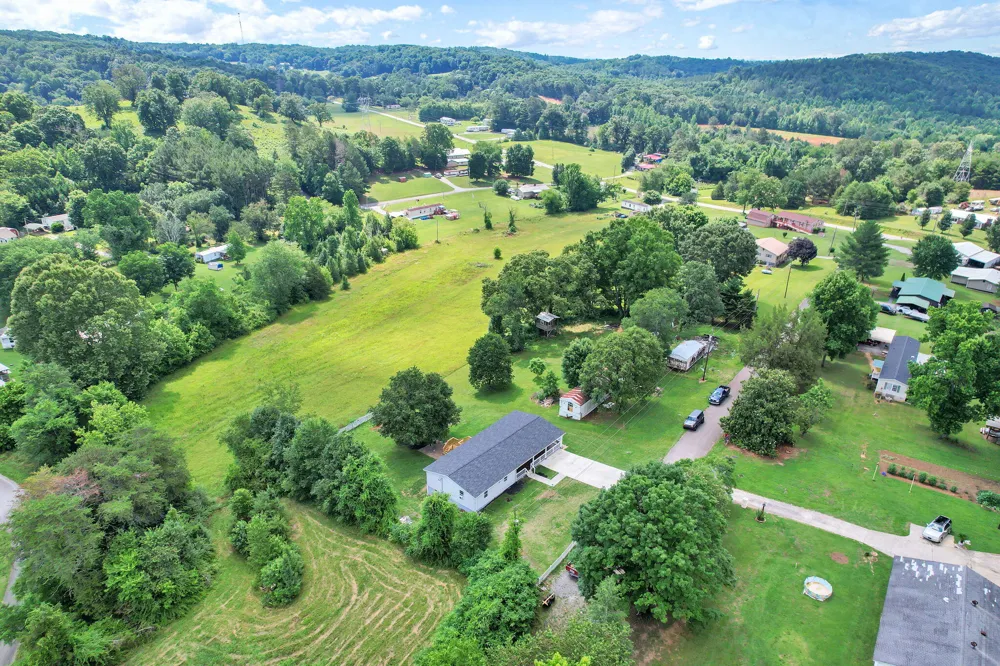 200 Queens Lane Decatur, TN 37322