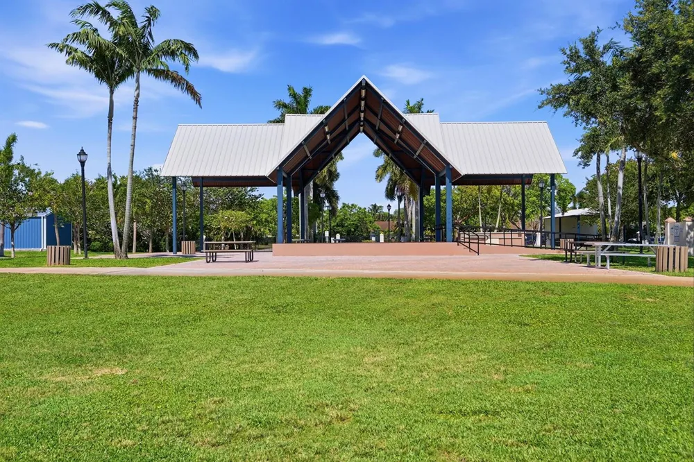 905 NE 28th Street #206 Wilton Manors, FL 33334