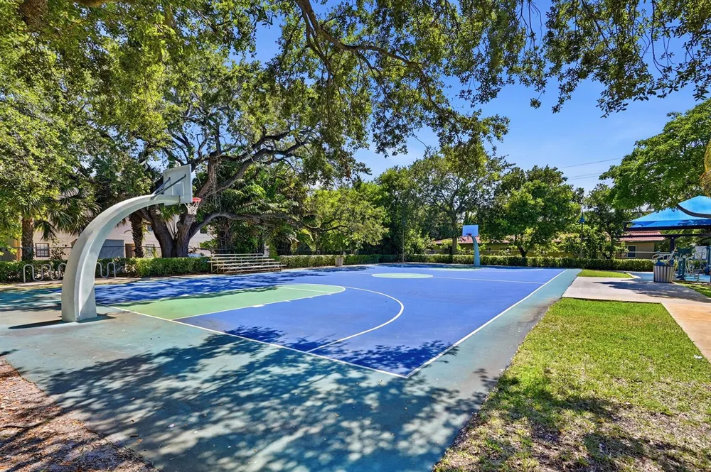 905 NE 28th Street #206 Wilton Manors, FL 33334