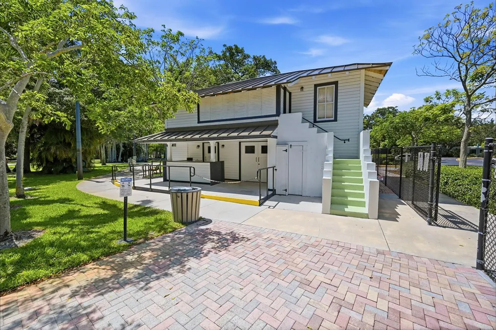 905 NE 28th Street #206 Wilton Manors, FL 33334