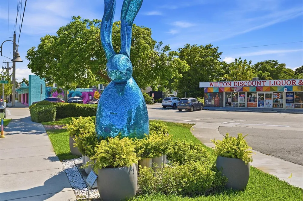 905 NE 28th Street #206 Wilton Manors, FL 33334