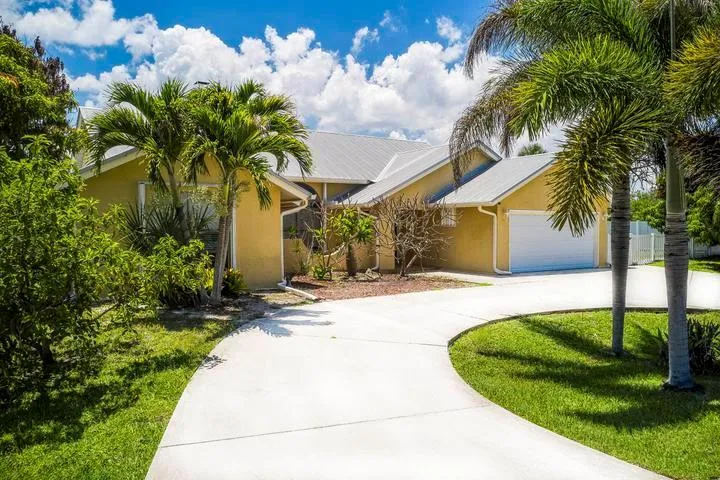 137 Queens Road Fort Pierce, FL 34949