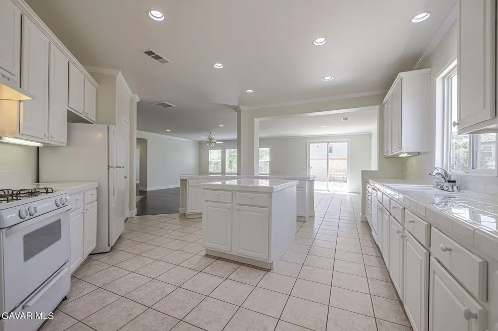 42327 W 42nd Street Quartz Hill, CA 93536