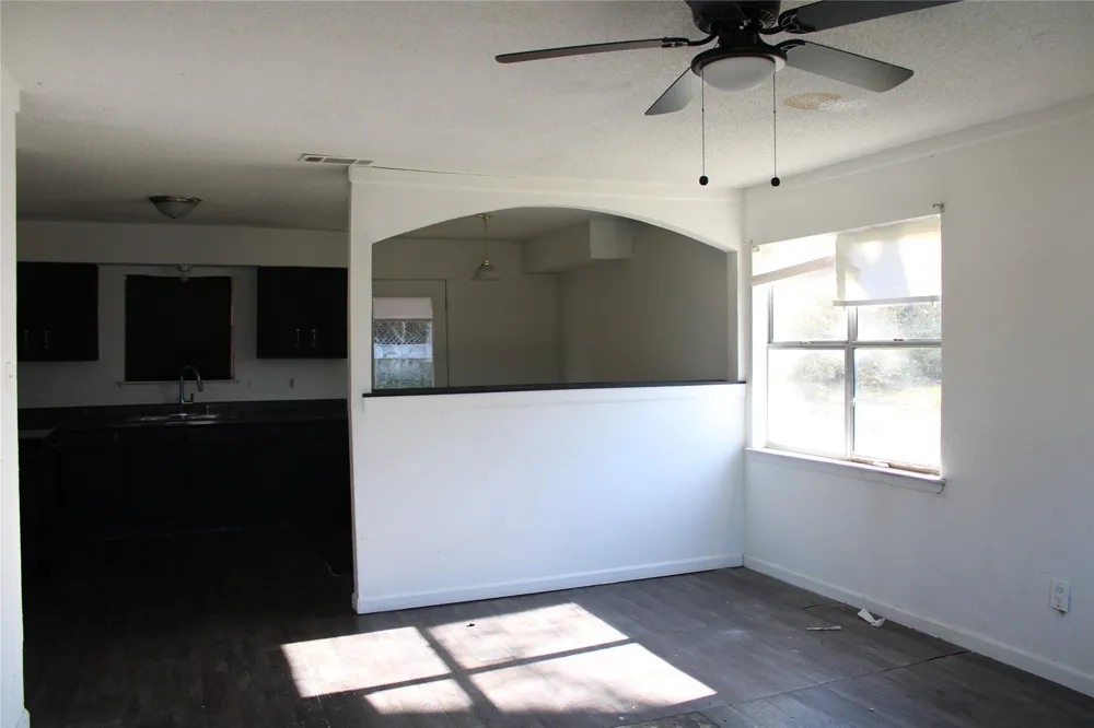 525 W Hickory Street Kaufman, TX 75142