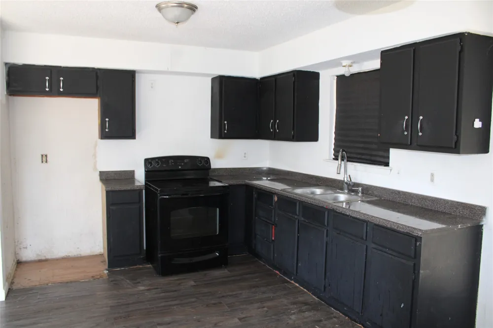 525 W Hickory Street Kaufman, TX 75142