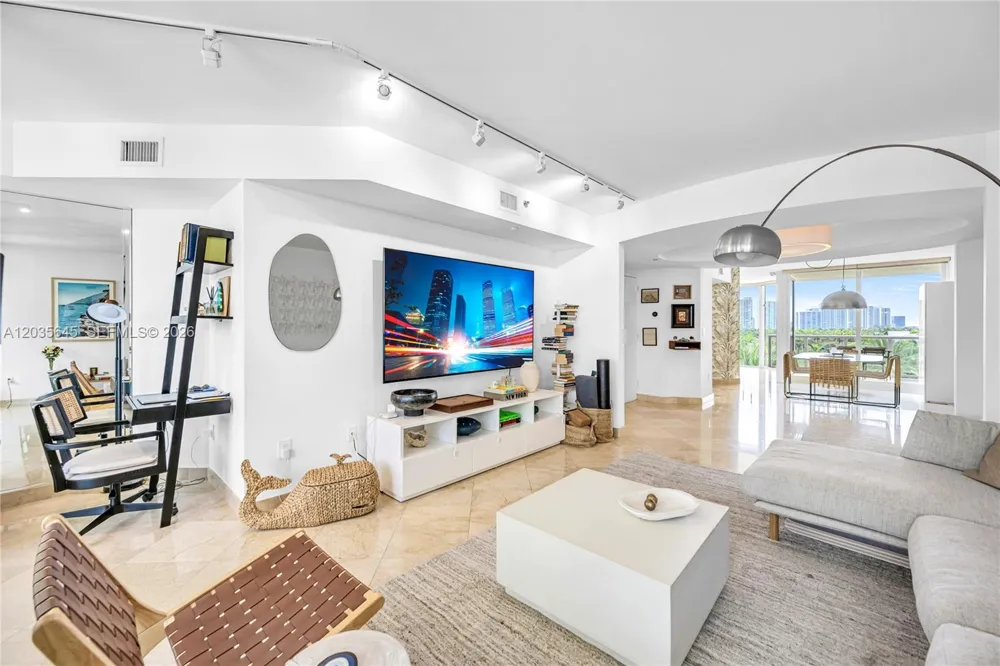 19333 Collins Ave #709 Sunny Isles Beach, FL 33160