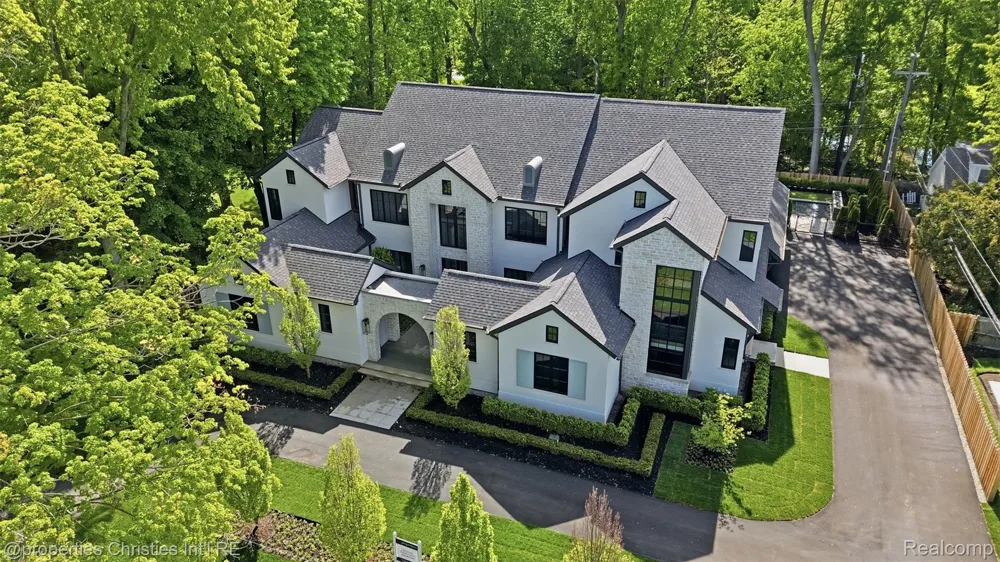1551 LAKESIDE DRIVE Birmingham City, MI 48009