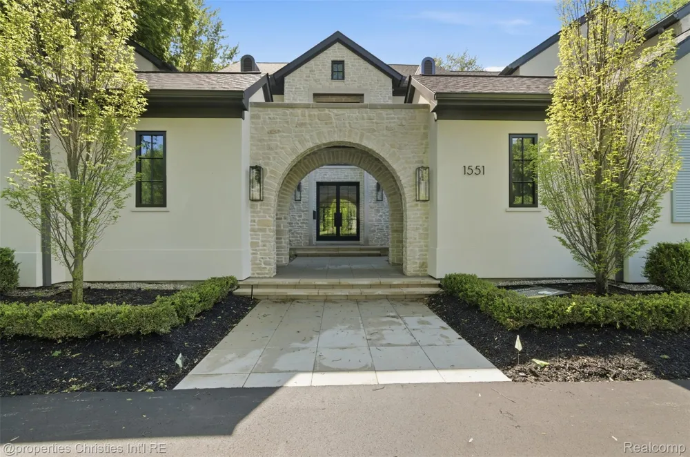 1551 LAKESIDE DRIVE Birmingham City, MI 48009