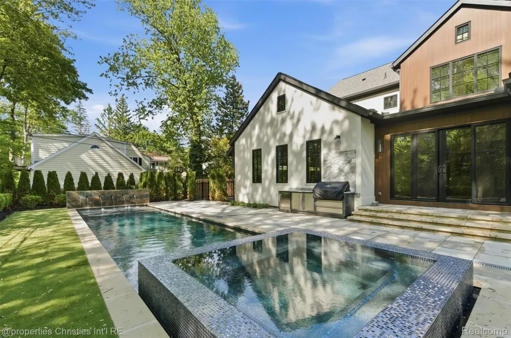 1551 LAKESIDE DRIVE Birmingham City, MI 48009