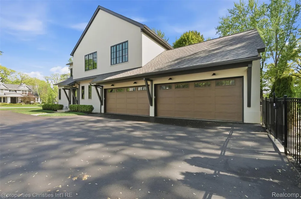 1551 LAKESIDE DRIVE Birmingham City, MI 48009