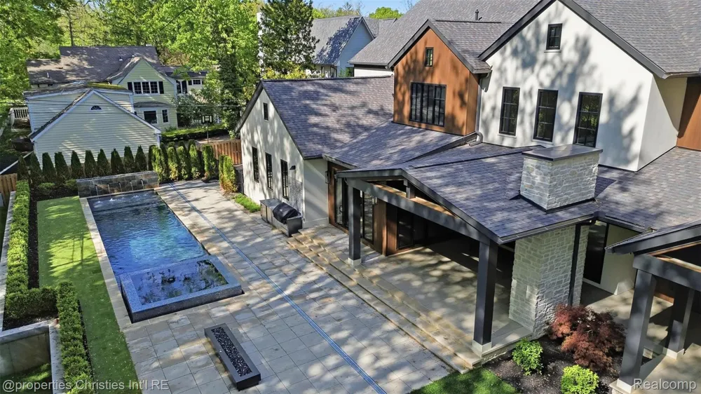 1551 LAKESIDE DRIVE Birmingham City, MI 48009